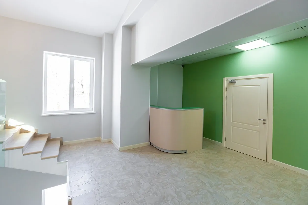 elegante hall con pared verde